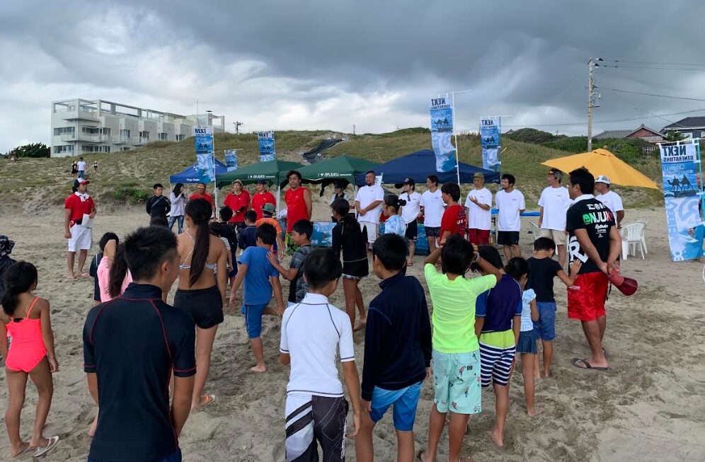 子どもたちが海辺で遊ぶ様子