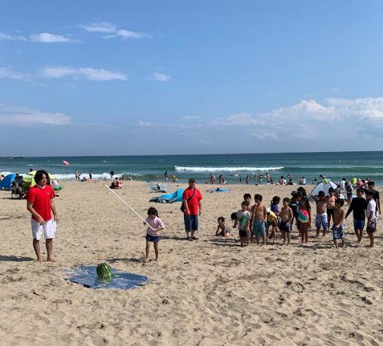 子どもたちがスイカ割りを楽しむ様子